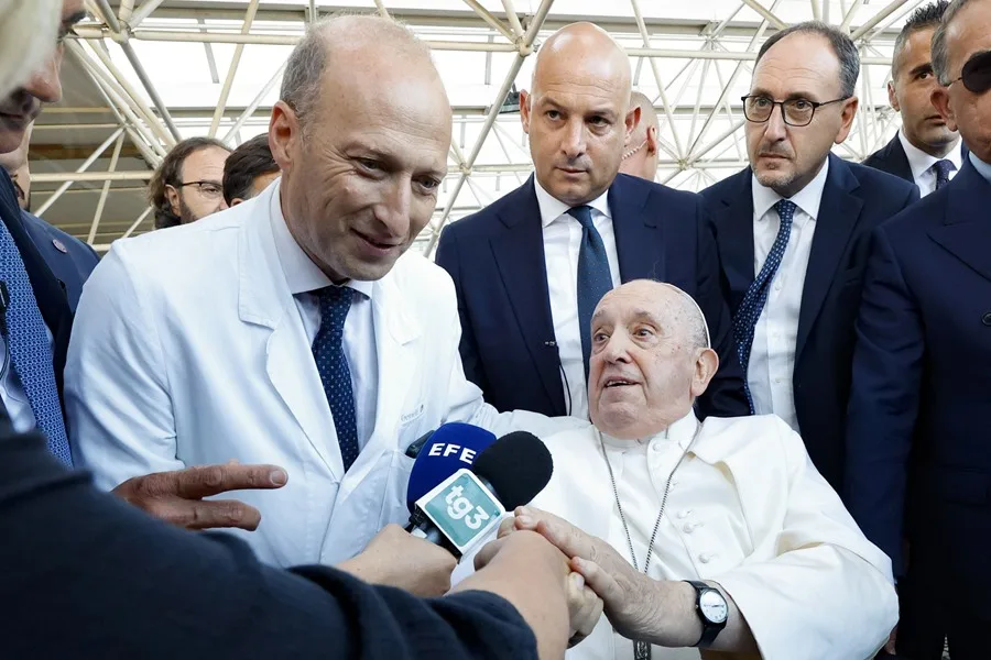 El médico que trató al papa Francisco: «Tuvimos que elegir entre dejarlo ir o probar con todo»