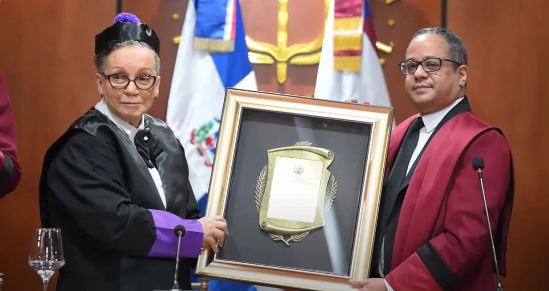 El presidente del Tribunal Constitucional, magistrado Napoleón R. Estévez, entrega reconocimiento a Miriam Germán Brito