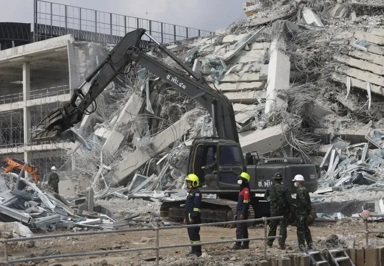 Bangkok busca supervivientes entre los escombros de un edificio 24 horas después del terremoto