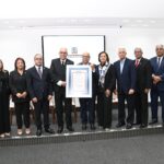 Carlos Manuel Estrella, periodista y presidente del Instituto Ateneo Amantes de la Luz, al centro, recibe su reconocimiento.