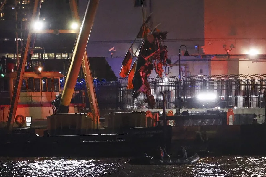 Mueren los cinco miembros de una familia española al caer al río Hudson de Nueva York el helicóptero en el que viajaba