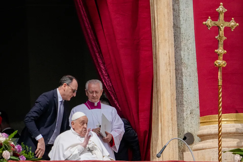 Francisco no celebró la Misa de Pascua en la plaza, que delegó en el cardenal Angelo Comastri, el arcipreste retirado de la basílica de San Pedro. Pero después de que terminara la misa, Francisco apareció en el balcón de la logia sobre la entrada de la basílica durante más de 20 minutos e impartió la bendición apostólica en latín. Las miles de personas abajo estallaron en vítores mientras una banda militar iniciaba una ronda de los himnos de la Santa Sede e Italia.