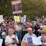 Miles de opositores al presidente Donald Trump y al multimillonario Elon Musk se congregaron el sábado en todo Estados Unidos para protestar contra las acciones de la administración en la reducción del gobierno, la economía, los derechos humanos y otros temas.