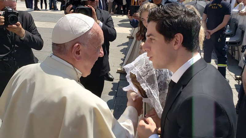 El actor David Henrie y su esposa Maria Cahill junto al papa Francisco.