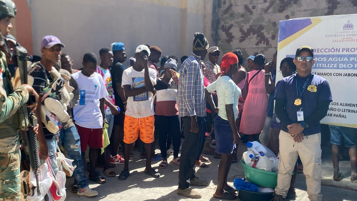Detienen a camionero con 35 haitianos indocumentados camuflados bajo hojas de plátano en Mao