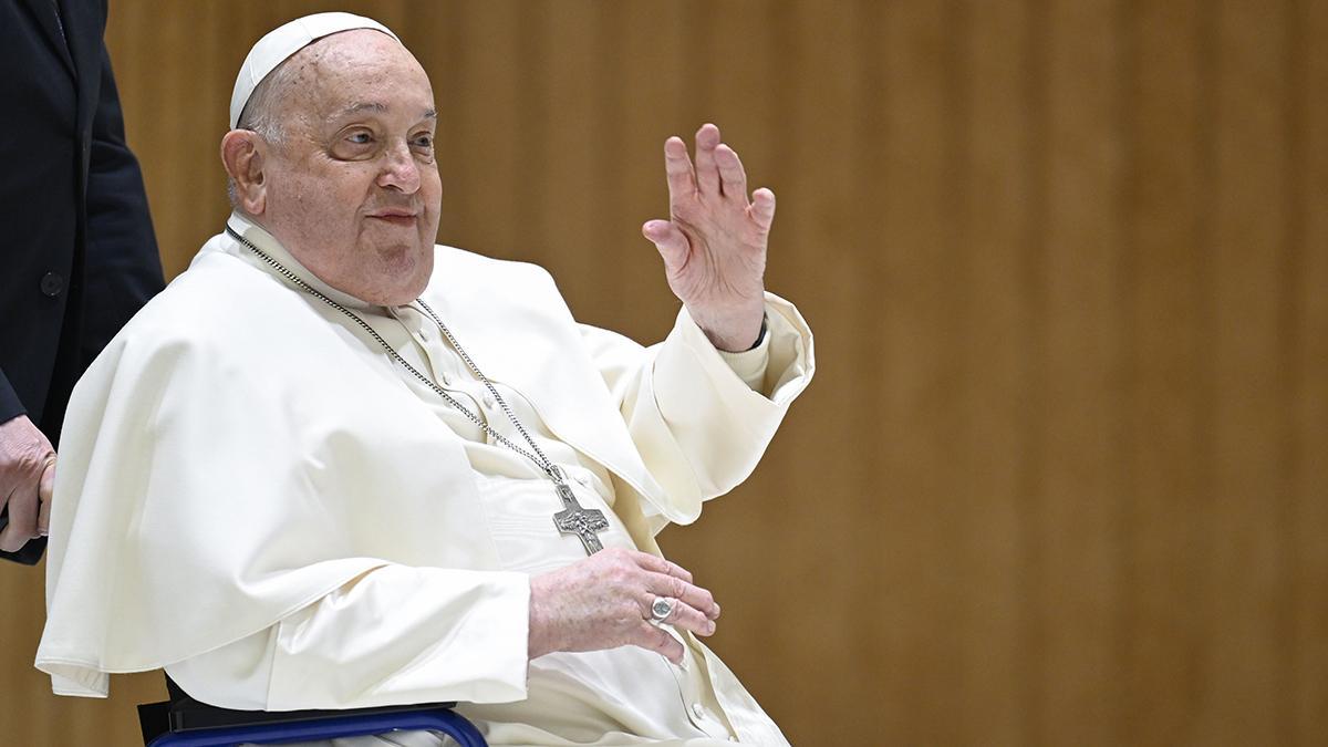 Papa Francisco permanece estable, de buen humor y continúa trabajando