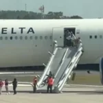 Evacúan avión de Delta tras incendio en motor