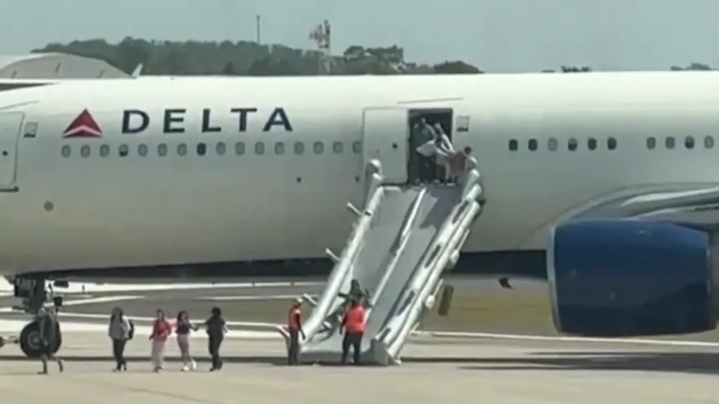 Evacúan avión de Delta tras incendio en motor