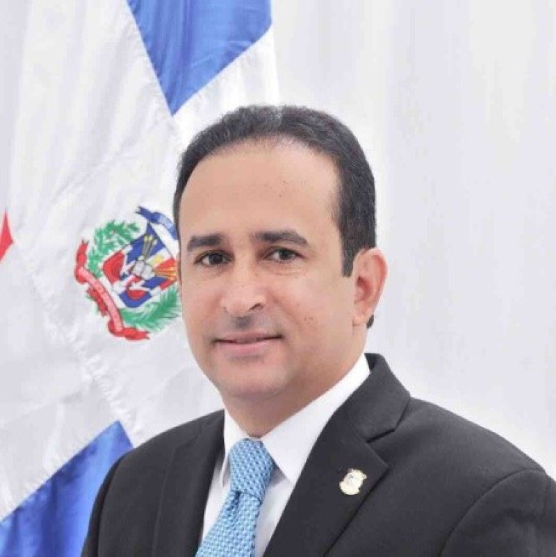 El embajador Extraordinario y Plenipotenciario de la República Dominicana ante la Santa Sede, Víctor Suárez Díaz, expresó su profundo pesar y la solidaridad del pueblo dominicano ante el fallecimiento de Su Santidad el Papa Francisco, acontecimiento que ha conmovido no solo a los católicos, sino también a todos aquellos que encontraron esperanza y verdad en su mensaje.