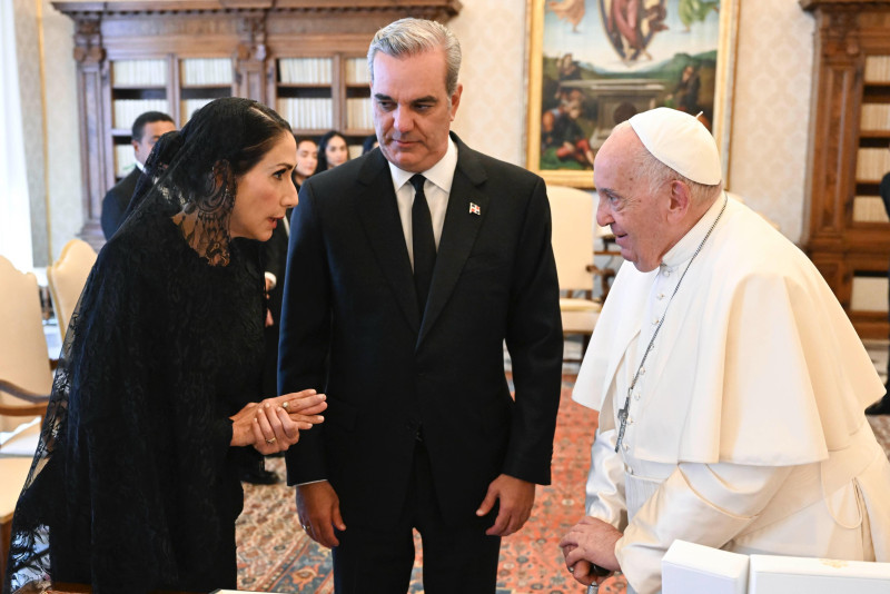 Presidente Abinader y la primera dama Raquel Arbaje asistirán a misa funeral del papa Francisco