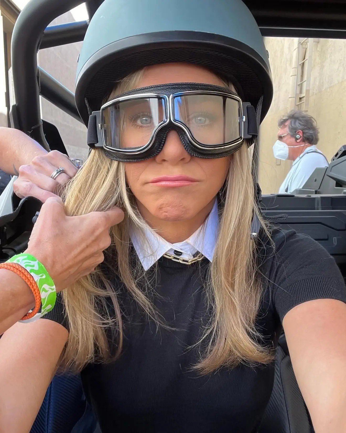 . Jennifer Aniston ha revelado que, pese a su imagen serena y segura, sufre de un “miedo extremo a volar”. En una entrevista con Travel + Leisure, la actriz de 56 años confesó que durante mucho tiempo recurrió a supersticiones como tocar el avión con su mano derecha o subir con el pie derecho.