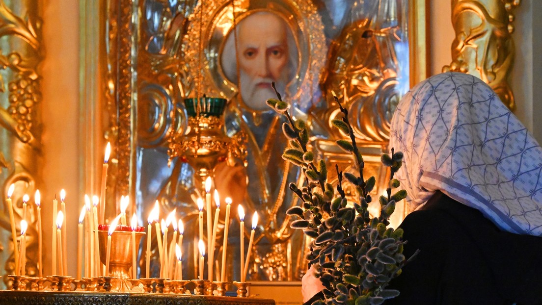 La Pascua es una fiesta cristiana que celebran tanto ortodoxos como católicos. A pesar de las diferentes tradiciones, es la fiesta más venerada por todos los cristianos y simboliza la renovación y la salvación del mundo y del hombre, el triunfo de la vida sobre la muerte.