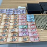 Apresan a dos y ocupan arma de fuego ilegal, máquinas tragamonedas, dinero en efectivo y otros objetos