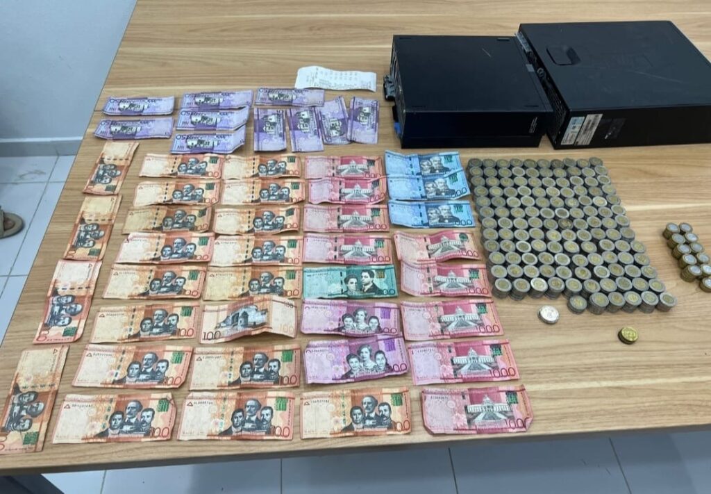 Apresan a dos y ocupan arma de fuego ilegal, máquinas tragamonedas, dinero en efectivo y otros objetos