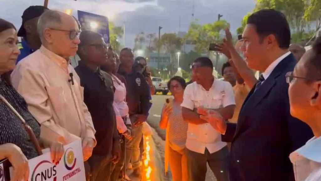 Senador Duluc sorprende a manifestantes al acudir a protesta por reforma del Código de Trabajo