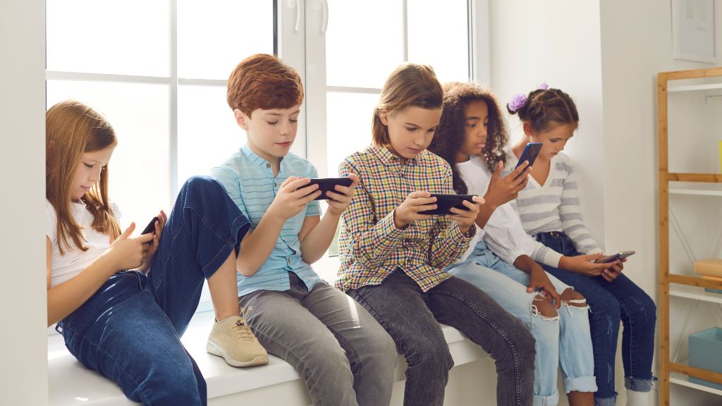 Legisladores de NY acuerdan plan para prohibir celulares en las escuelas todo el día
