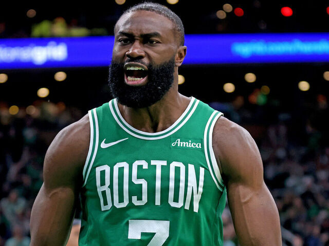 Jaylen Brown de Boston reacciona durante el juego 2 de la primera ronda ante Orlando.