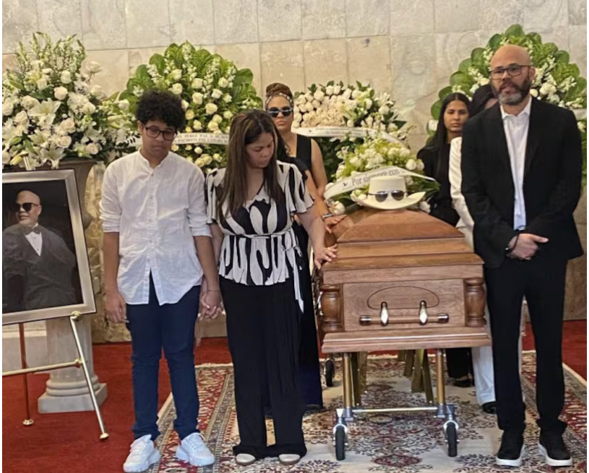 Familia de Rubby Pérez mientras hacían la guardia de honor ante el féretro con los restos del merenguero