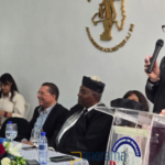 Trajano Potentini, presidente del CARD, preside graduación de abogados.