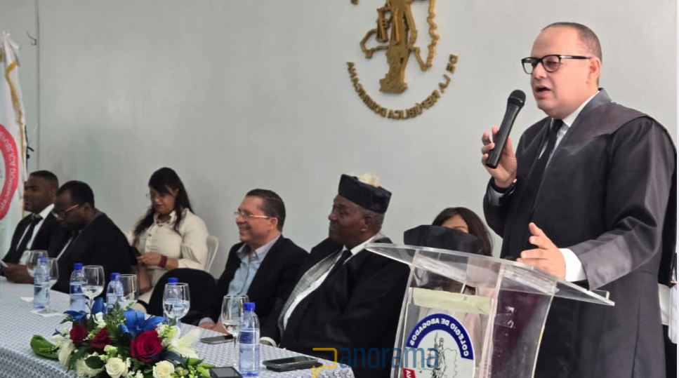 Trajano Potentini, presidente del CARD, preside graduación de abogados.