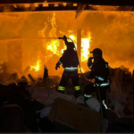 Bomberos trabajan en el lugar de un ataque militar ruso, en medio del ataque de Rusia contra Ucrania, en la región de Sumy, Ucrania, en esta imagen difundida el 28 de marzo de 2025