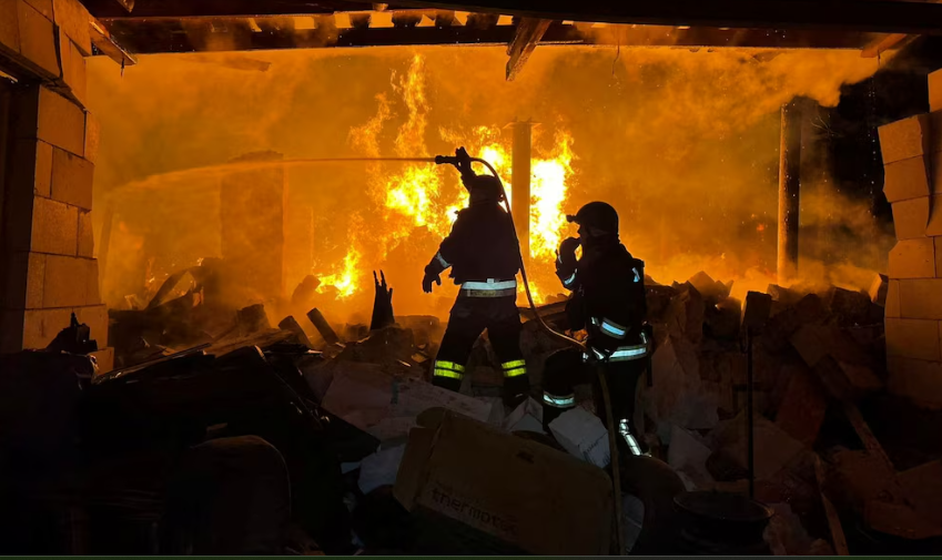 Bomberos trabajan en el lugar de un ataque militar ruso, en medio del ataque de Rusia contra Ucrania, en la región de Sumy, Ucrania, en esta imagen difundida el 28 de marzo de 2025