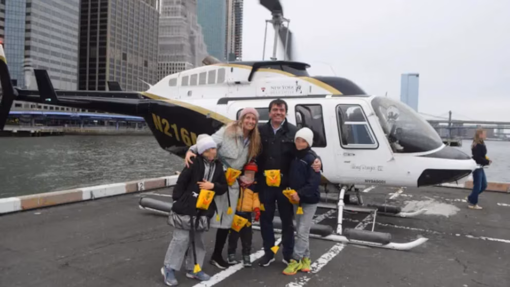 Agustín, Mercé y sus tres hijos, minutos antes de embarcar en el helicóptero