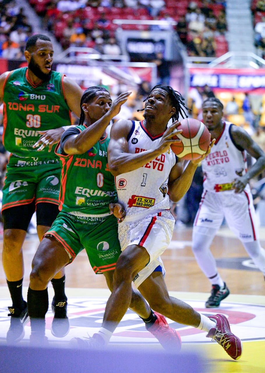 El armador Hysier Miller, refuerzo de Soles del Este, en acción en el TBS de Santiago