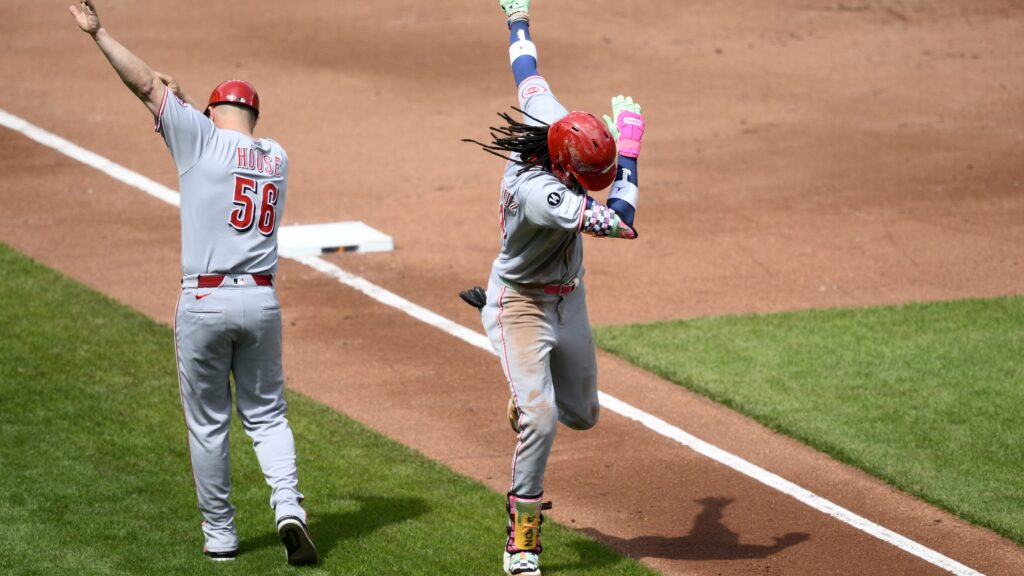 Elly De la Cruz celebra con su coach de tercera base su jonrón del domingo ante Orioles