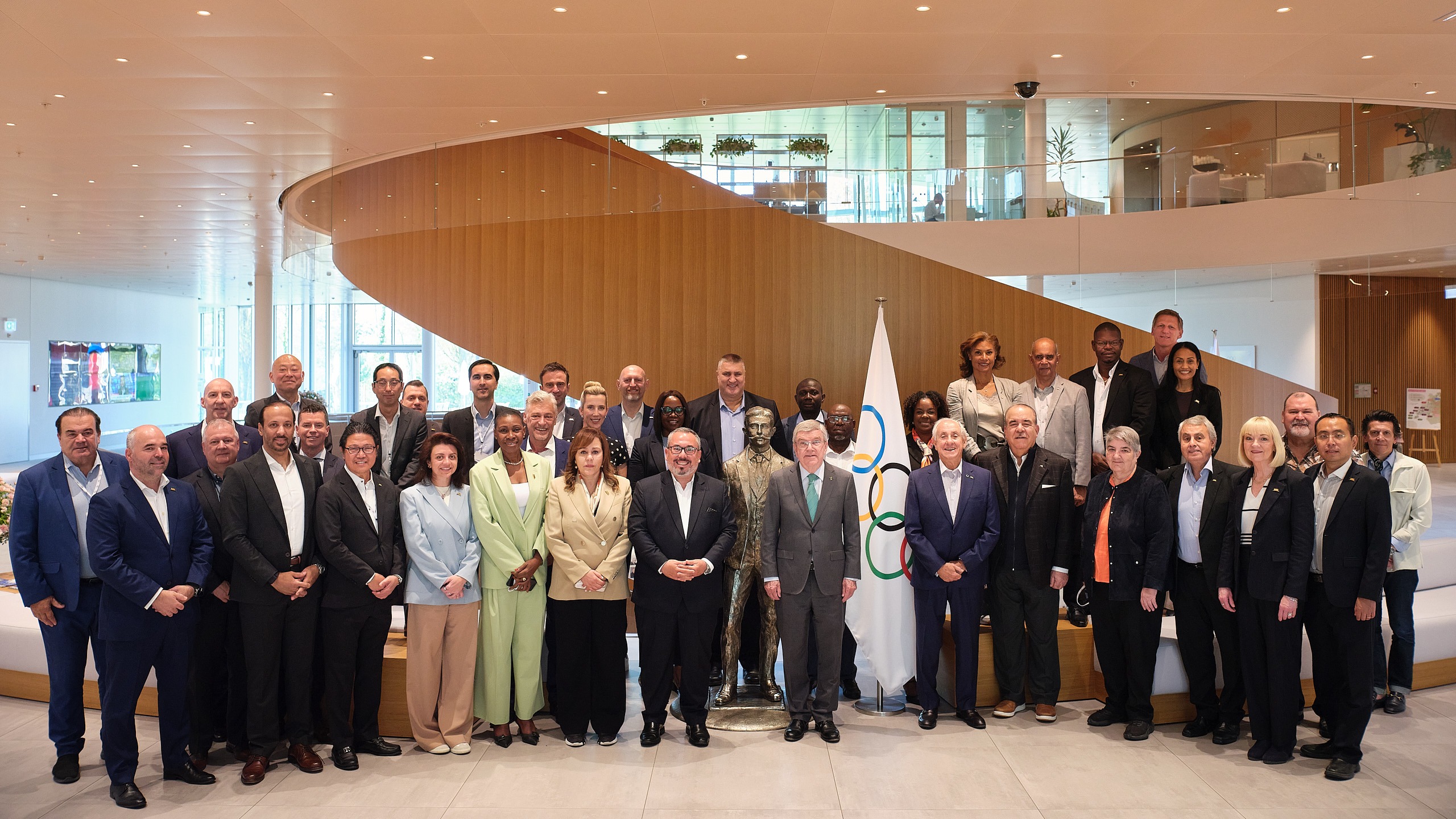 Fotos de la reunión del Consejo de Administración de la FIVB en Lausana, Suiza. Luego visitó la sede del COI y posó con el presidente Bach.