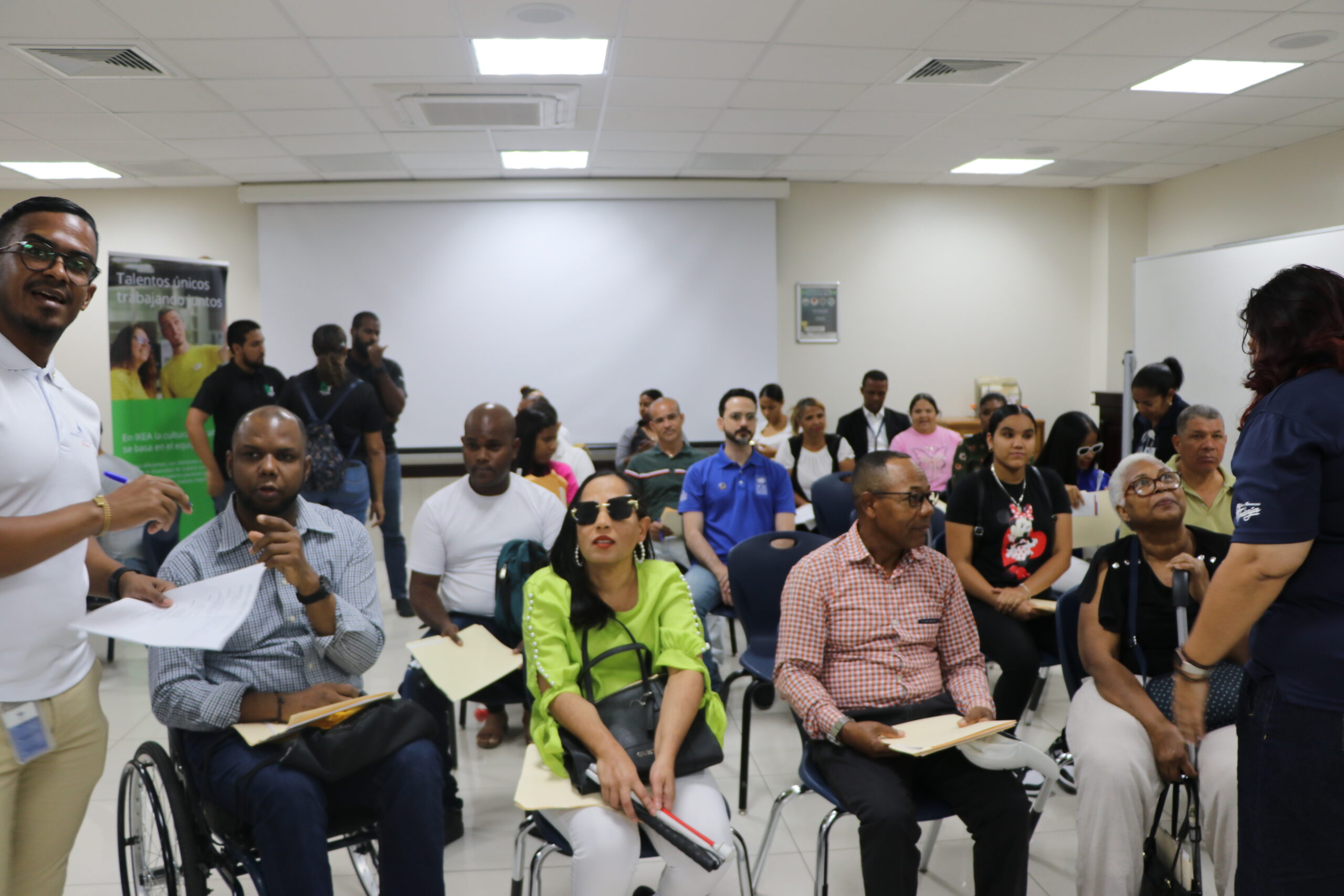 Personas con discapacidad acuden a la feria de empleos, en Santiago