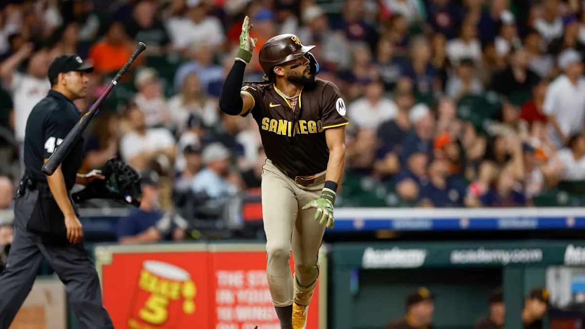 Fernando Tatis Jr de los Padres de San Diego reacciona luego de conectar su octavo jonrón que decidió el juego este domingo