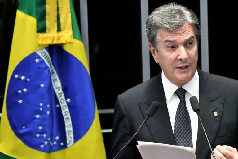 n juez de la Corte Suprema de Brasil dictó este jueves el ingreso «inmediato» en prisión del expresidente Fernando Collor de Mello (1990 – 1992), condenado a ocho años y diez meses de cárcel por corrupción, informaron fuentes oficiales.