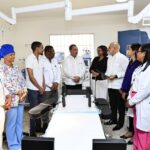 Director ejecutivo del SNS, Mario Lama, junto a las autoridades del Hospital Municipal de Yamasá.