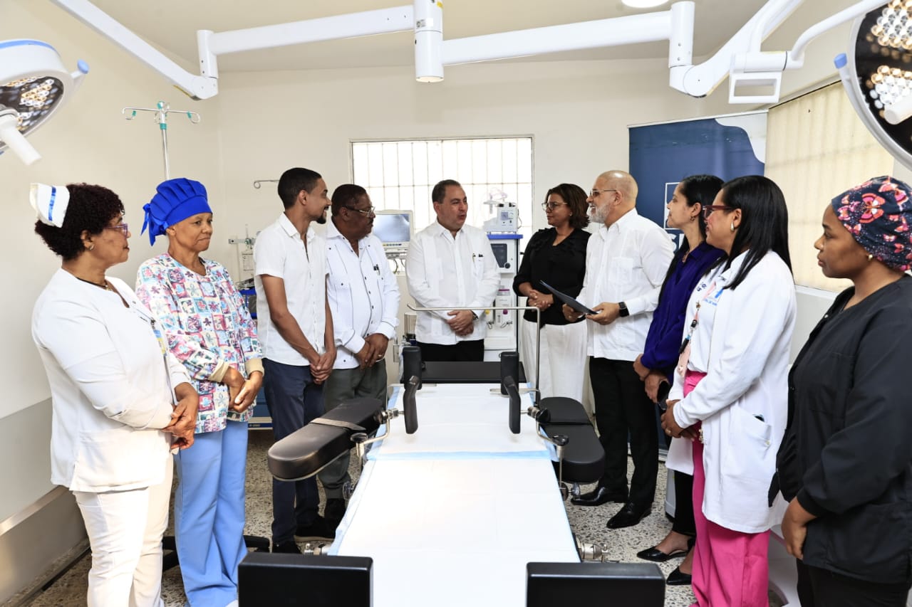 Director ejecutivo del SNS, Mario Lama, junto a las autoridades del Hospital Municipal de Yamasá.