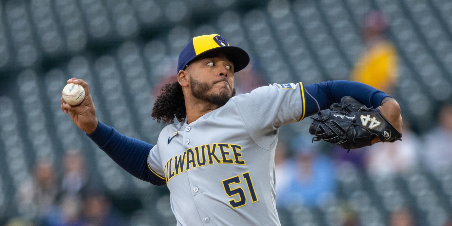 Freddy Peralta lanzador derecho dominicano de los Cerveceros de Milwaukee.