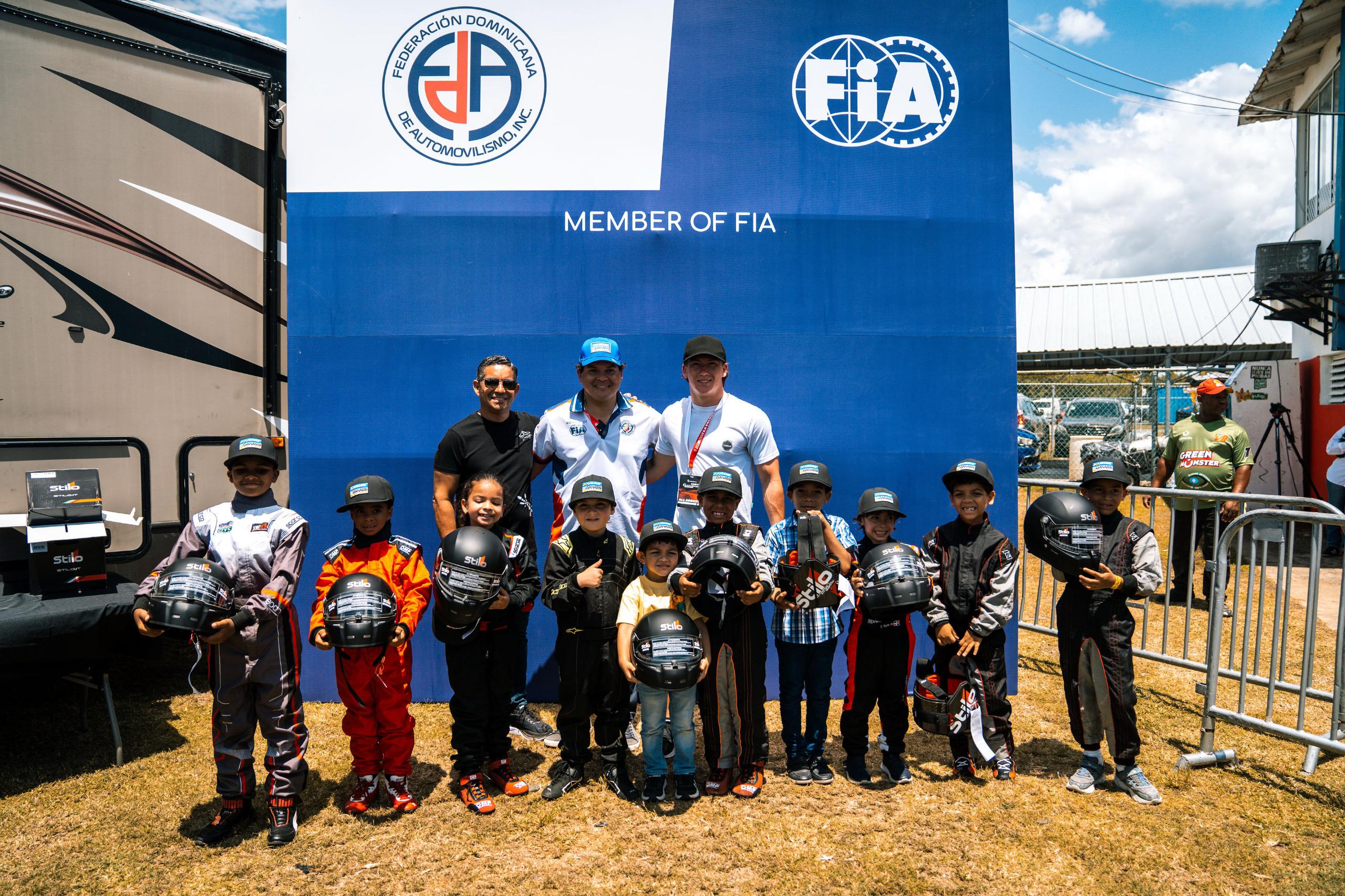 Atrás, de izquierda a derecha Carlos Abreu, Adriano Abreu Sued, Kyffin Simpson, delante en ese mismo orden, Sebastián Berroa, Fernando Reyes, Daniela M. Abreu, Enzo Cabrera , Mateo Curbelo, Víctor Madera Liriano, César E. Campos, Gael Ureña, Ángel Paulino, Carlos Caba, Atilano Aquino y Shantry Guzmán