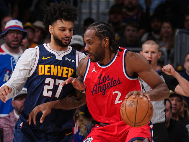 Kawhi Leonard de los Ángeles Clippers en acción ofensiva