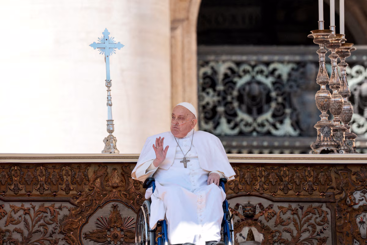 El papa Francisco, convaleciente por sus problemas de salud, ha reaparecido este domingo en persona ante los fieles en la Plaza de San Pedro del Vaticano, al final de la misa del Jubileo dedicada a los enfermos.