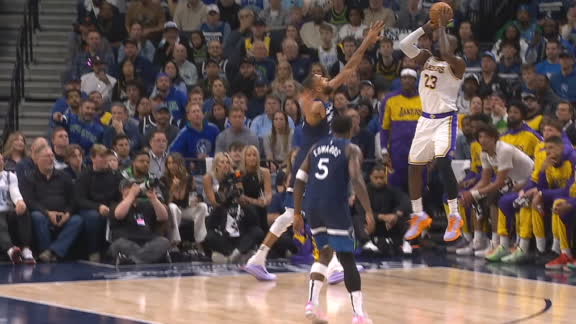 Lebron James en plena acción ofensiva ante Minnesota.