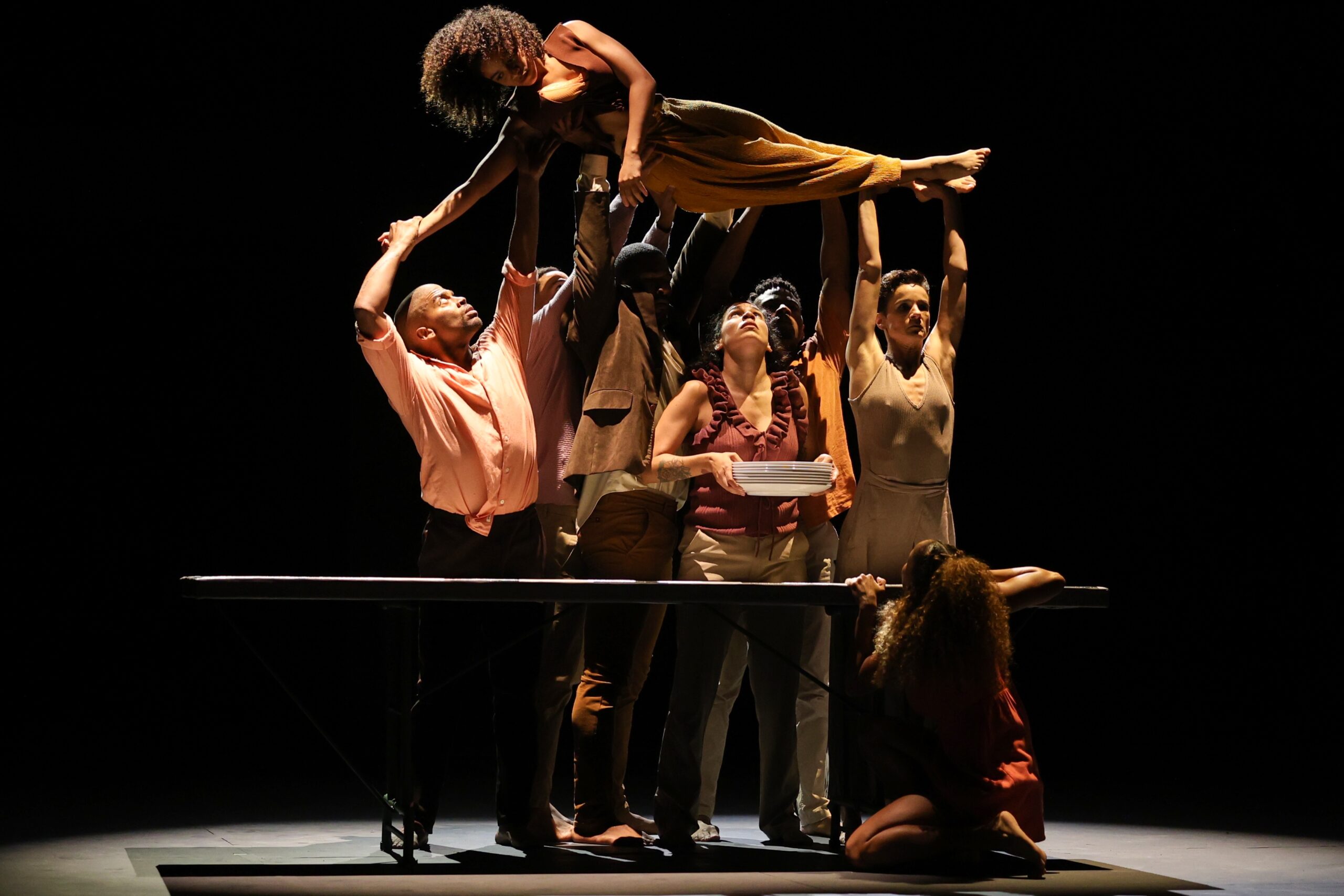 El elenco de "Link" incluye a los bailarines incluye a Jonás Padilla, Mildred Rubirosa, Erick Roque, Wileydy Contreras, Wilma Lluberes y Joel Rodríguez. También, los bailarine. invitados María Emilia García Pórtela y Ángel Pascual.