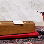 El cardenal Giovanni Battista Re bendice el ataúd. (Dylan Martinez/Reuters)