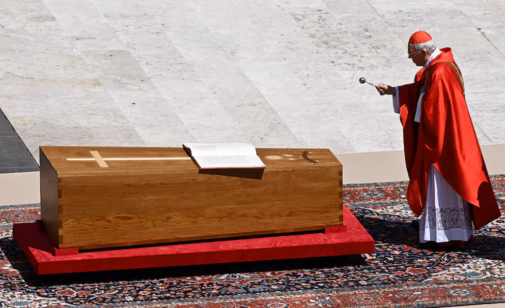 El cardenal Giovanni Battista Re bendice el ataúd. (Dylan Martinez/Reuters)