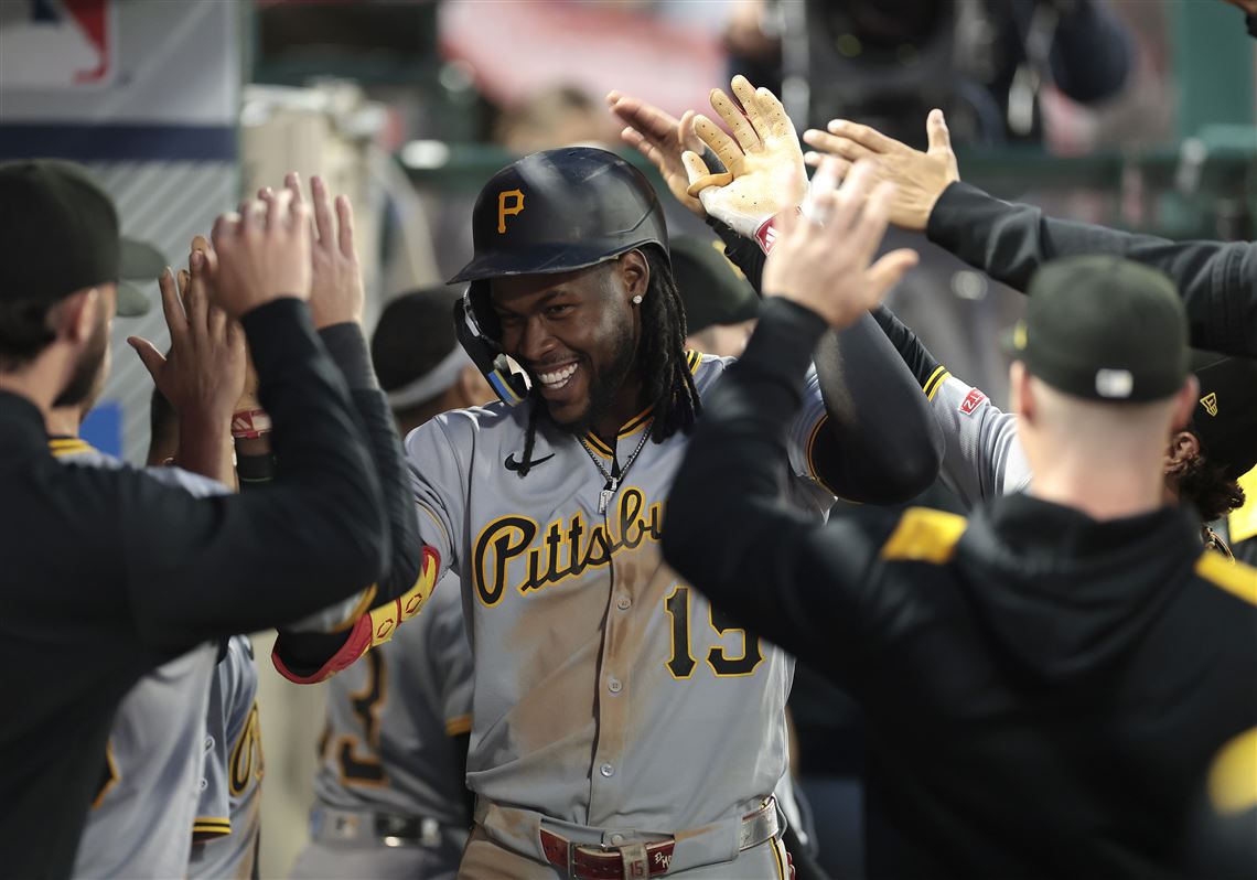 Oneil Cruz celebra su cuadrangular en la cueva de los Pittsburgh Pirates.
