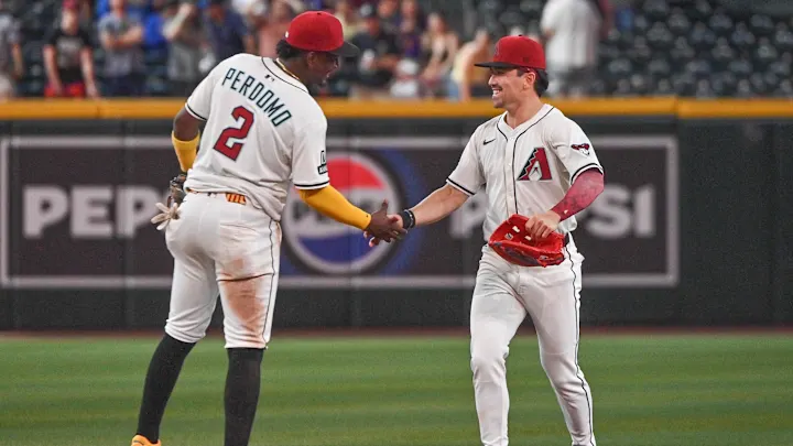 Gerardo Perdomo y Corbin Carroll se saludan al ganar juego a Orioles.
