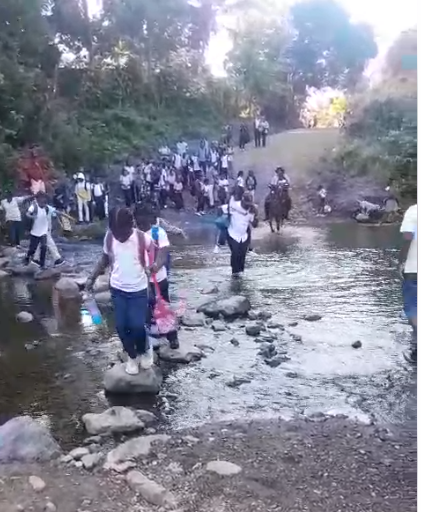 Los habitantes de la comunidad El Limón de La Cuaba, en Pedro Brand, hicieron un llamado al gobierno para que construya un puente sobre el río El Higüero, ya que cada vez que llueve, la comunidad queda aislada, dificultando el desarrollo de sus actividades cotidianas.
