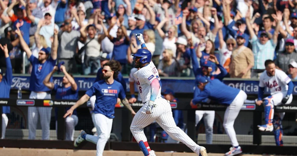 Starling Marte celebra su imparable decisivo para la victoria de los Mets ante Filis.