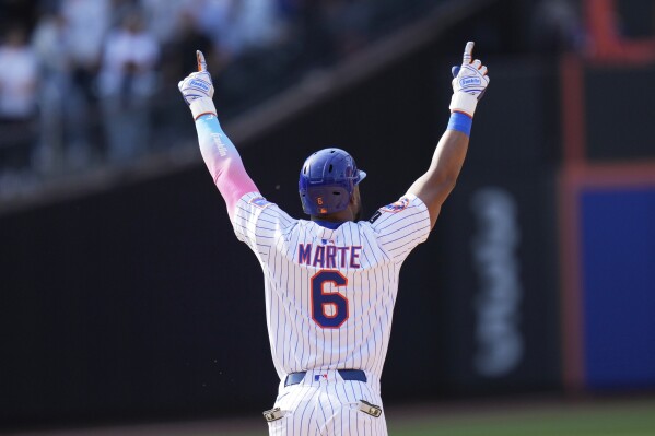 Starling Marte celebrando la séptima victoria seguida de los Mets. 
