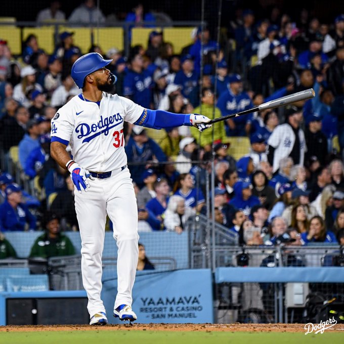 Teoscar Hernández conectó un jonrón en su tercer juego consecutivo para los Dodgers, quienes abrieron una serie de tres juegos con su tercera victoria consecutiva de forma espectacular.