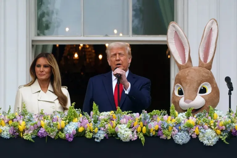 Los Trump celebran la Pascua con las banderas a media asta por la muerte del papa Francisco